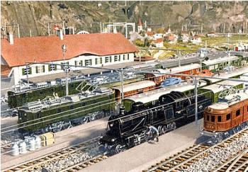 Die Speisung der Lokomotiven erfolgt durch die Oberleitung mit 12 bis 25 Volt